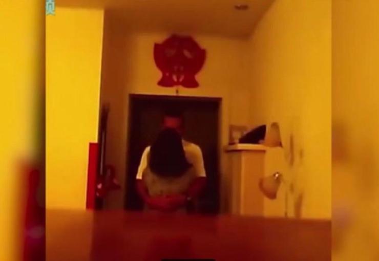 Зрелая толстуха в любительском видео изменяет мужу перед скрытой камерой